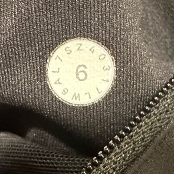 Sale Lululemon black leggings size 6 EUC- excellent condition!! - Picture 4 of 6